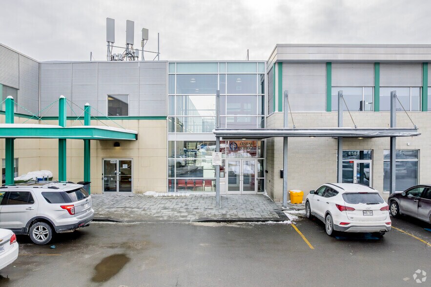 8550-8560 Boul Newman, Montréal, QC à louer - Photo de l’immeuble – Image 3 sur 4