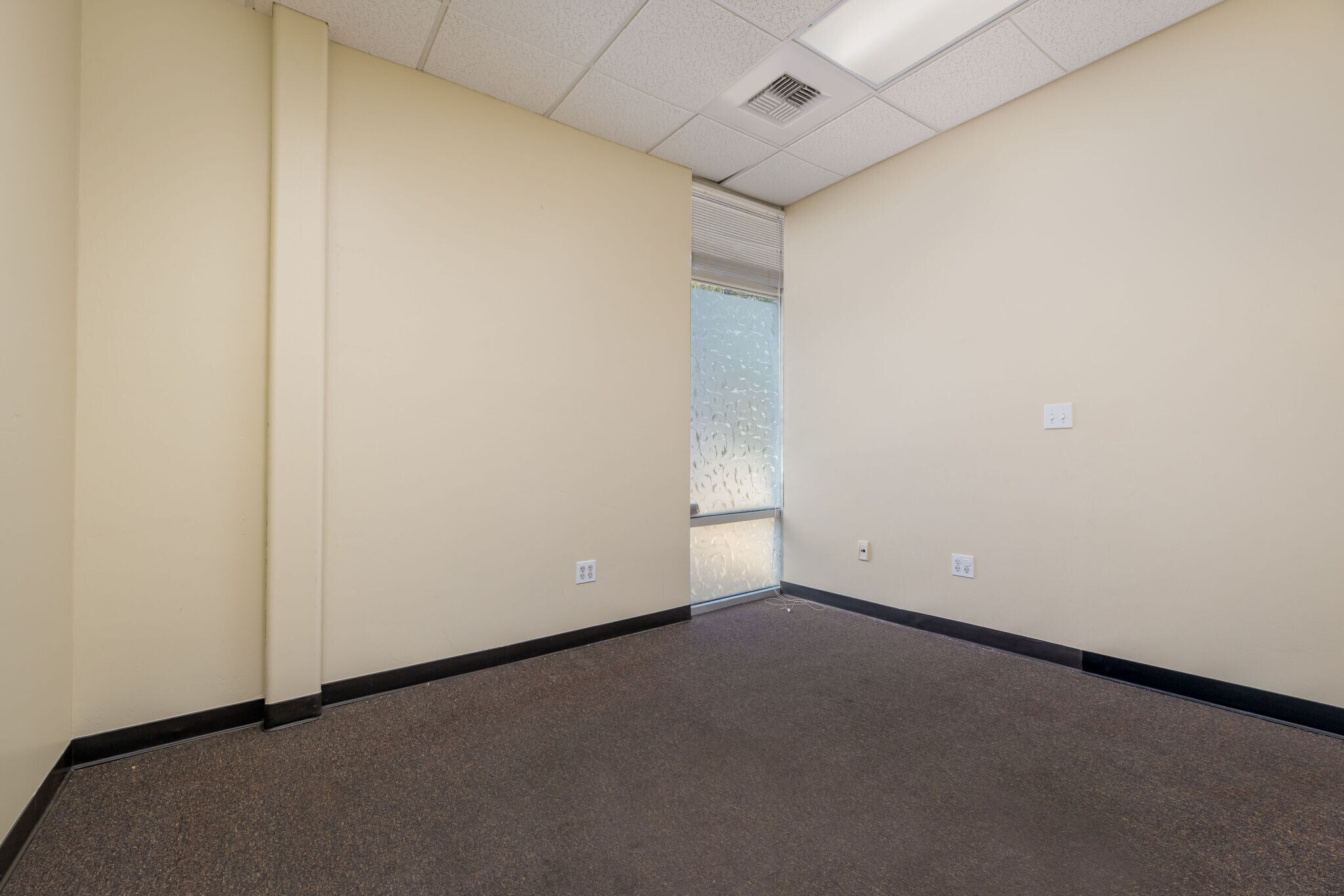 345 Crown Point Cir, Grass Valley, CA à louer Photo intérieure– Image 1 sur 19