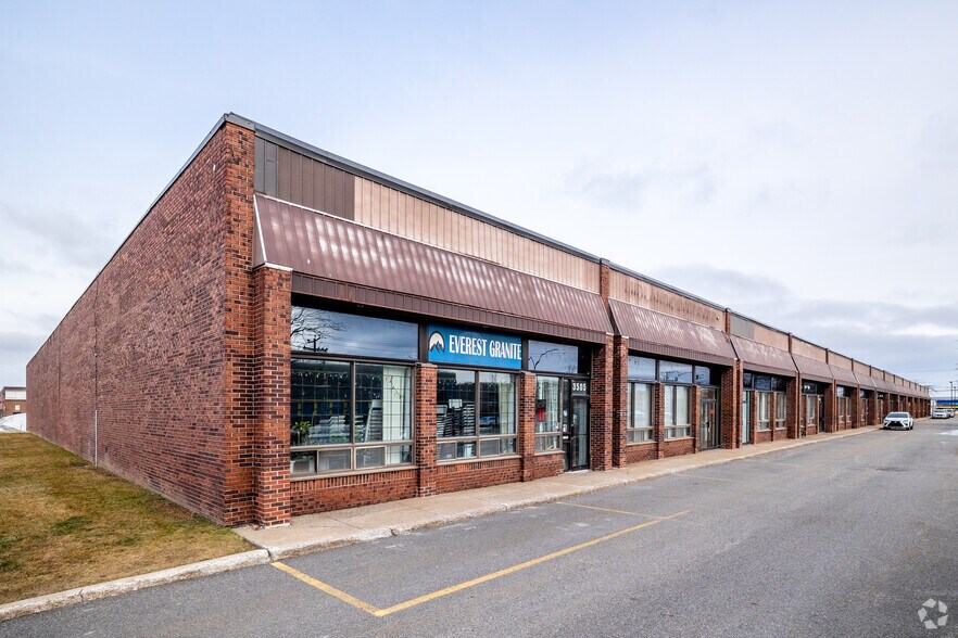 3455-3505 Rue Griffith, Montréal, QC à louer - Photo principale – Image 1 sur 3