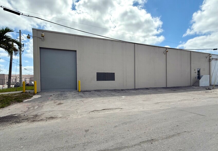 14525-14570 NW 26th Ave, Opa Locka, FL à louer - Photo de l’immeuble – Image 1 sur 3