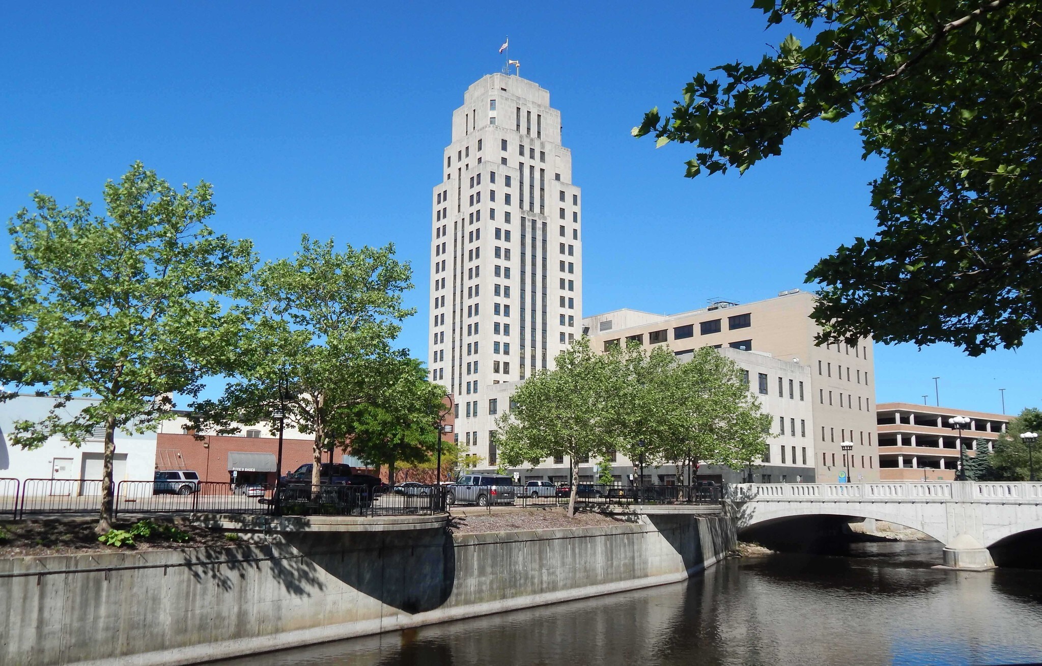 70 Michigan Ave W, Battle Creek, MI à louer Photo de l’immeuble– Image 1 sur 4