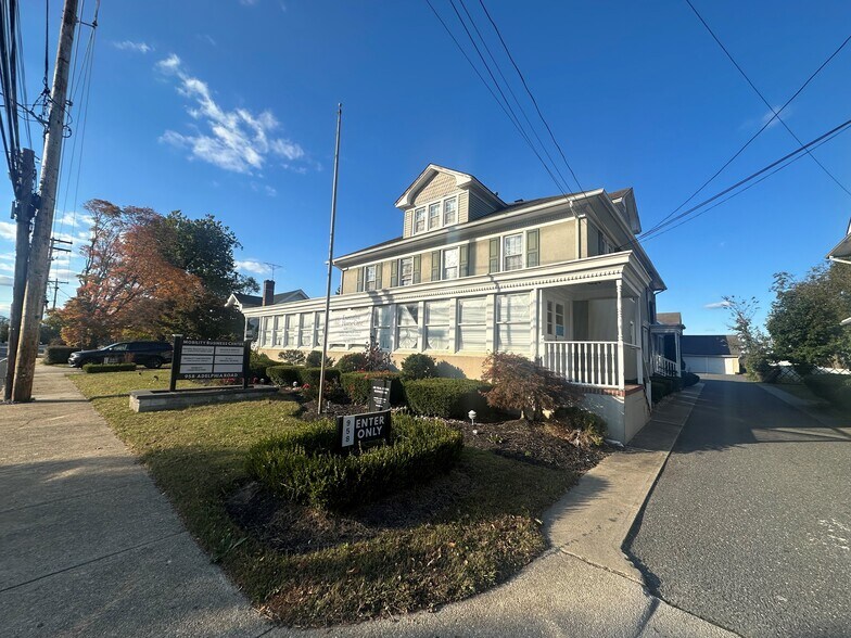958 Adelphia Rd, Freehold, NJ à vendre - Photo de l’immeuble – Image 2 sur 8