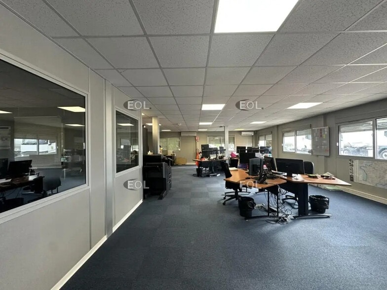 Local d’activités dans Vitrolles à louer - Photo de l’immeuble – Image 2 sur 2