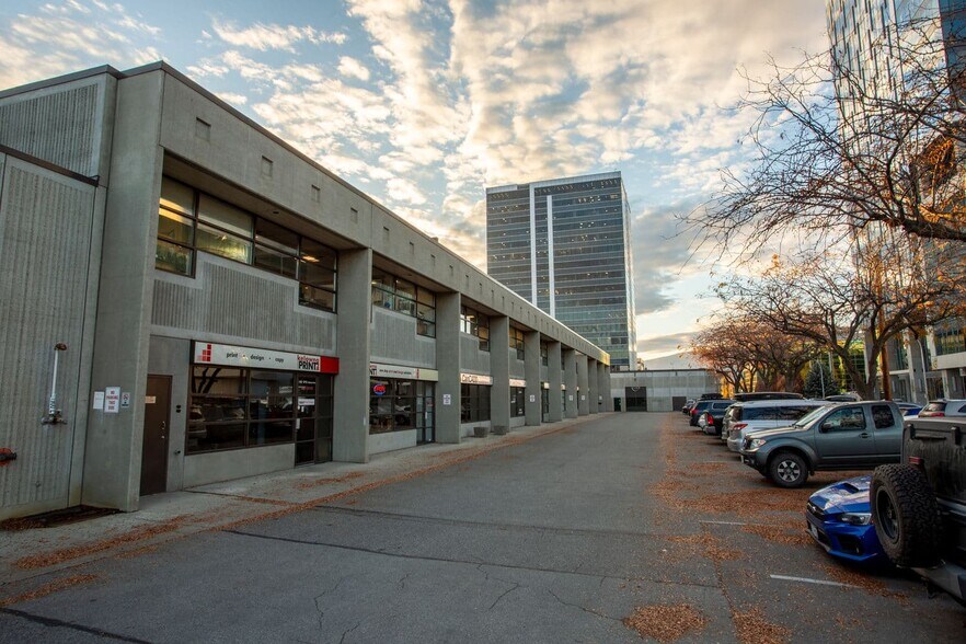 1715 Dickson Av, Kelowna, BC à louer - Photo de l’immeuble – Image 1 sur 11
