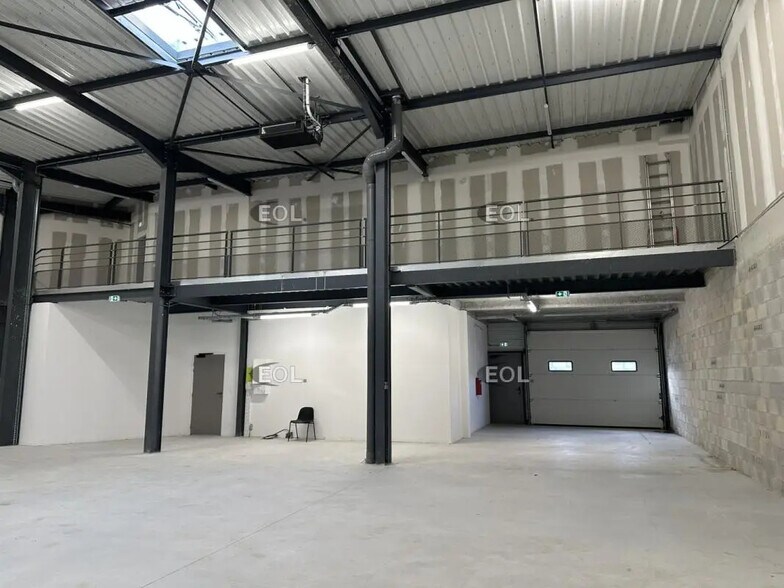 Local d’activités dans Aubagne à louer - Photo de l’immeuble – Image 2 sur 8