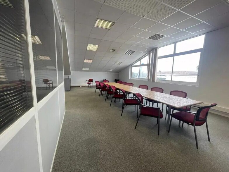 Bureau dans Puget-sur-Argens à louer - Photo de l’immeuble – Image 1 sur 8