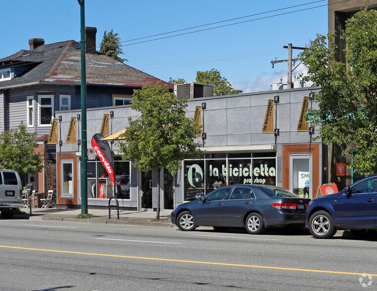 233 W Broadway, Vancouver, BC à louer - Photo de l’immeuble – Image 2 sur 3