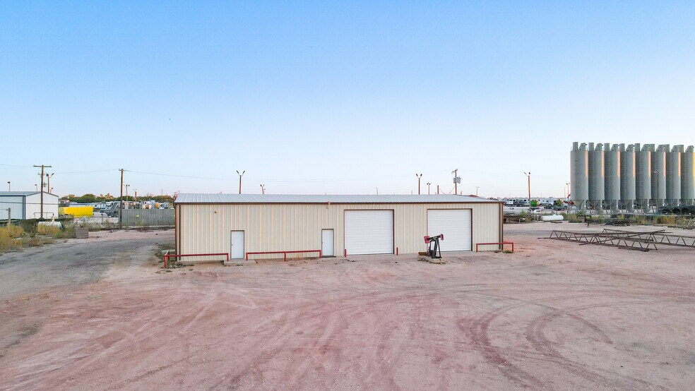 4417 W Industrial Ave, Midland, TX à louer - Photo de l’immeuble – Image 2 sur 19