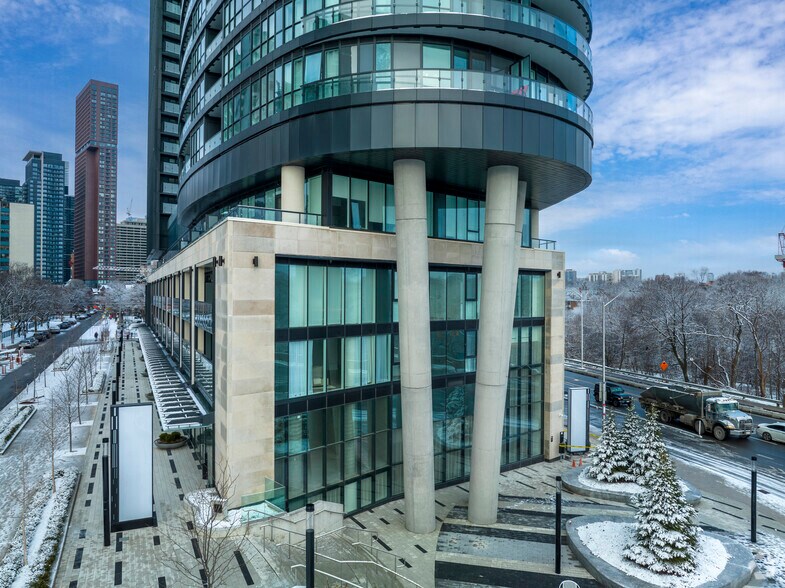 575 Bloor St E, Toronto, ON à louer - Photo de l’immeuble – Image 3 sur 5