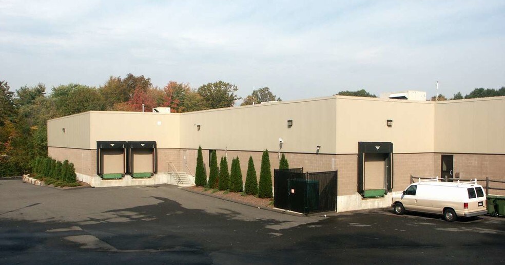 56 Quarry Rd, Trumbull, CT à louer - Photo de l’immeuble – Image 2 sur 2