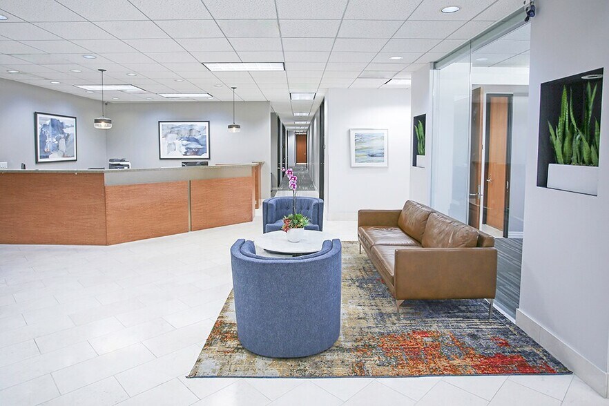 7700 Irvine Center Dr, Irvine, CA à louer - Photo de l’immeuble – Image 2 sur 6