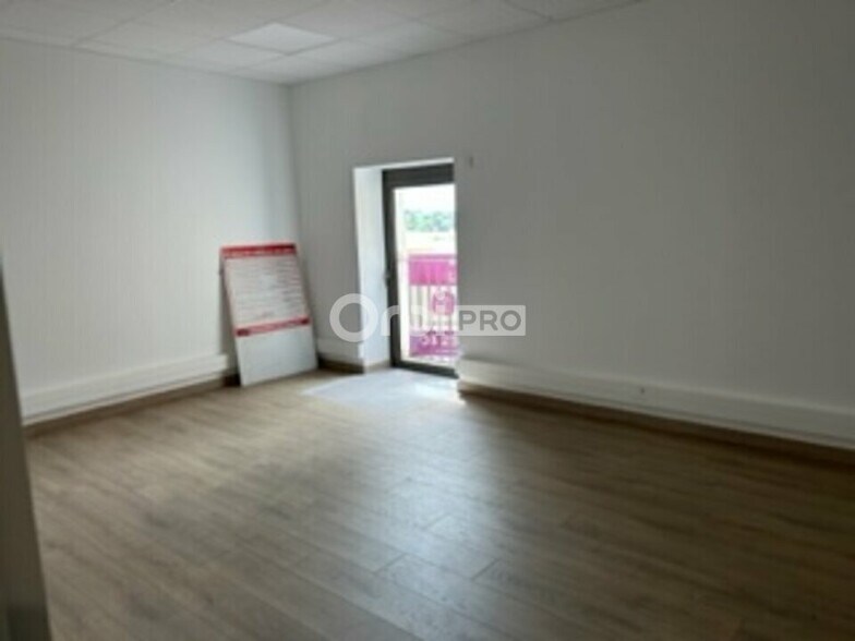 Bureau dans Civrieux à louer - Photo intérieure – Image 2 sur 4