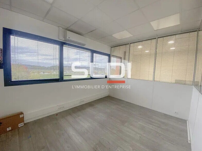 Local d'activités dans Vaulx-Milieu à vendre - Photo de l’immeuble – Image 3 sur 6