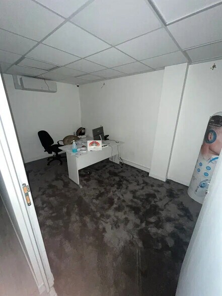 Local commercial dans Montreuil à louer - Photo de l’immeuble – Image 3 sur 7