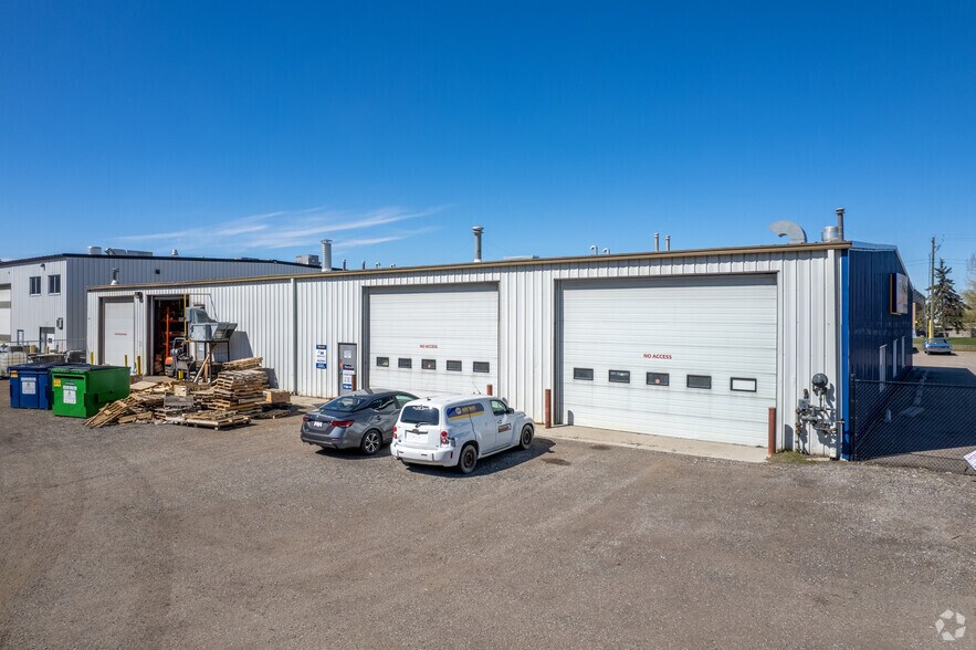 7404 44 St SE, Calgary, AB à louer - Photo de l’immeuble – Image 3 sur 6