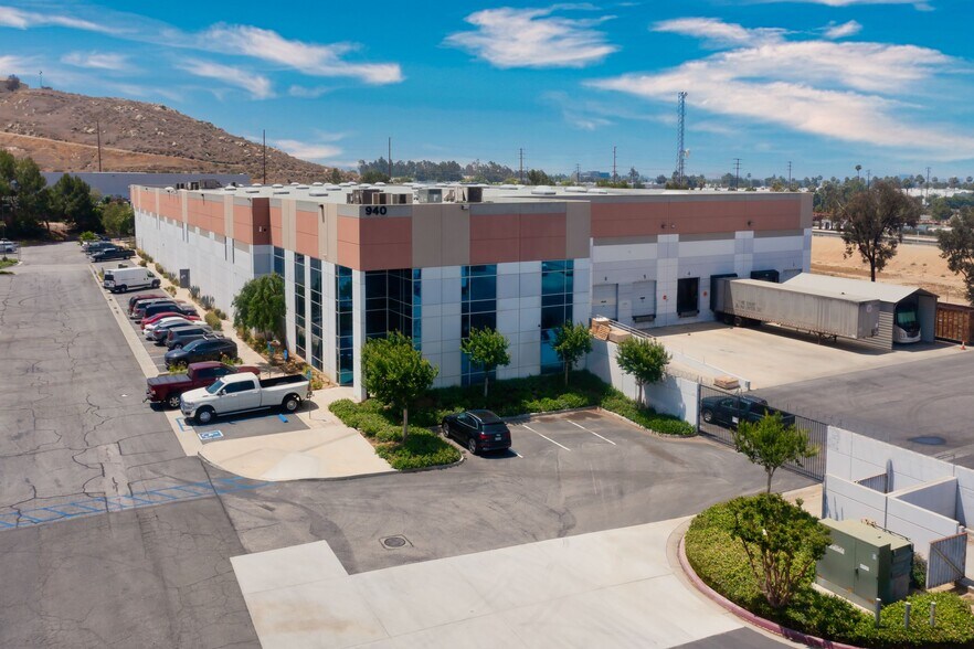 940 Columbia Ave, Riverside, CA à louer - Photo de l’immeuble – Image 2 sur 9