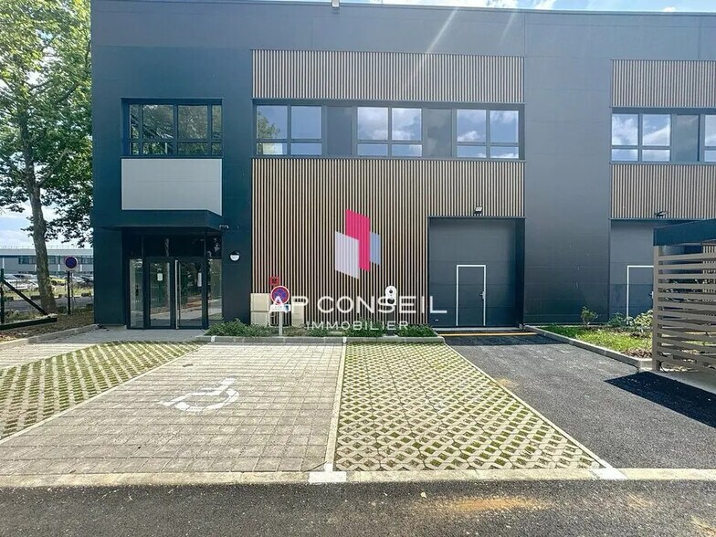 Local d’activités dans Trappes à louer - Photo de l’immeuble – Image 1 sur 14