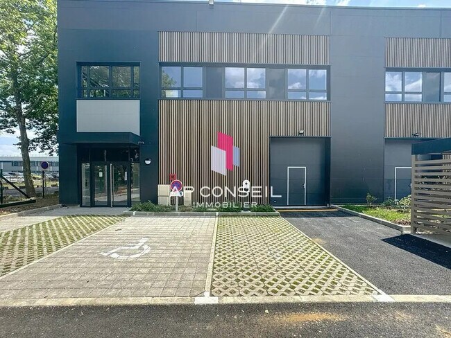 Plus de détails pour Local d'activités à louer