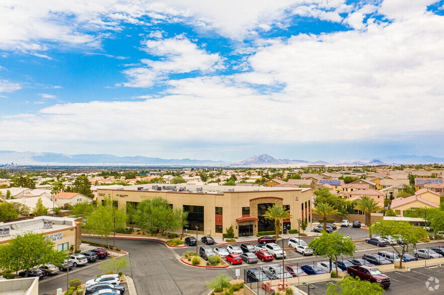 710 Coronado Center Dr, Henderson, NV à louer - Photo de l’immeuble – Image 2 sur 17