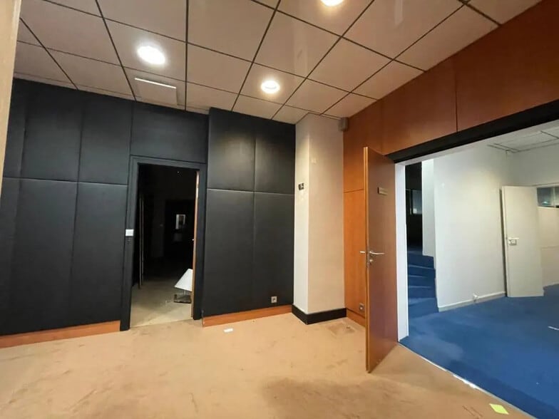 Local d’activités dans Suresnes à louer - Photo de l’immeuble – Image 3 sur 4