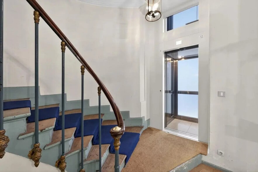 27 Rue De L'Universite, Paris à vendre - Photo de l’immeuble – Image 2 sur 16