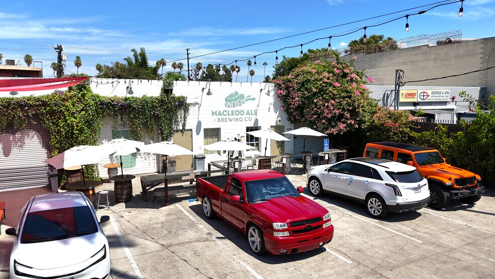 14741-14743 Calvert St, Van Nuys, CA à vendre - Photo de l’immeuble – Image 3 sur 6