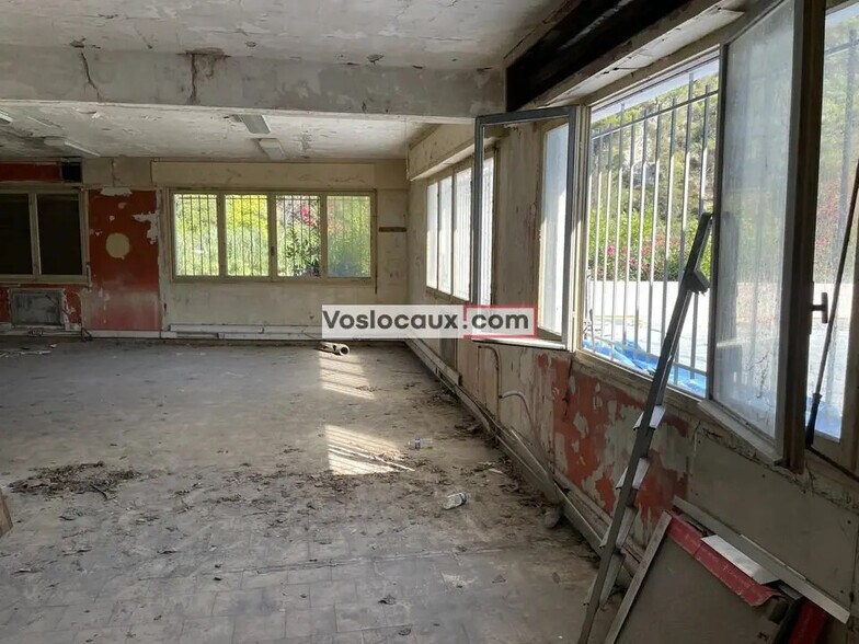 Local d’activités dans La Trinité à louer - Photo de l’immeuble – Image 2 sur 5