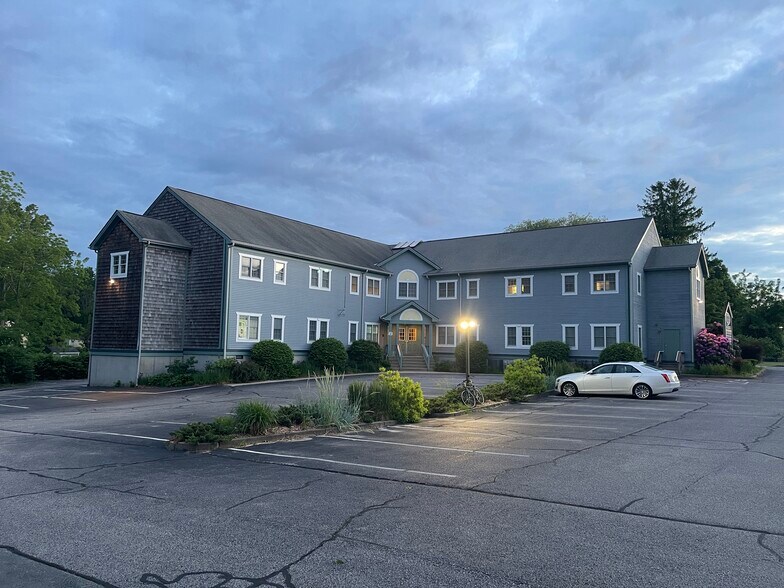 320 Phillips St, North Kingstown, RI à vendre - Photo principale – Image 1 sur 44