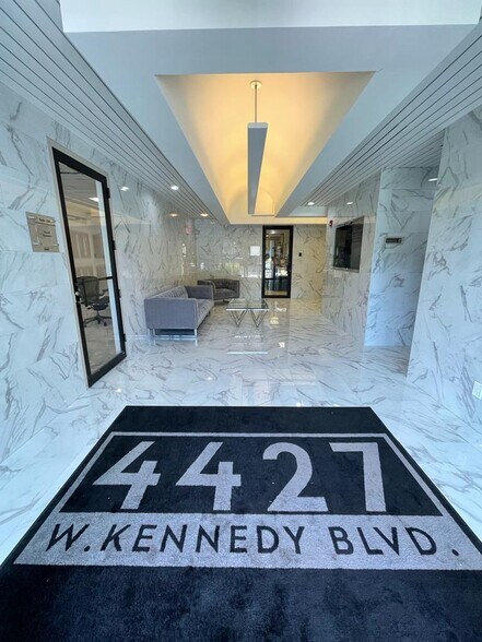4427 W Kennedy Blvd, Tampa, FL à louer - Photo de l’immeuble – Image 2 sur 5