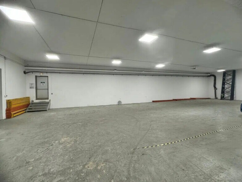 Local d’activités dans Cergy à louer - Photo de l’immeuble – Image 3 sur 4