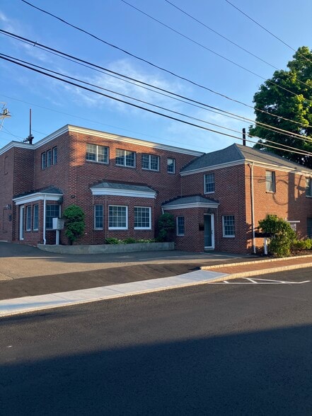 27 Pine St, New Canaan, CT à louer - Photo de l’immeuble – Image 1 sur 16