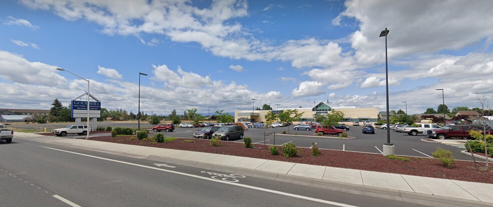 2067 N Hwy 97, Redmond, OR à louer - Photo de l’immeuble – Image 1 sur 1
