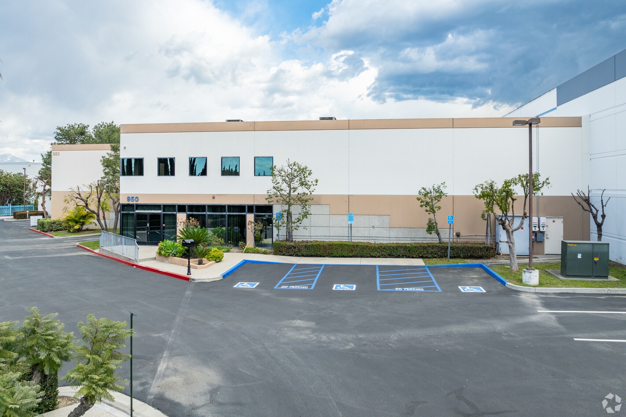 950 S Hatcher Ave, City of Industry, CA à louer Photo principale– Image 1 sur 9