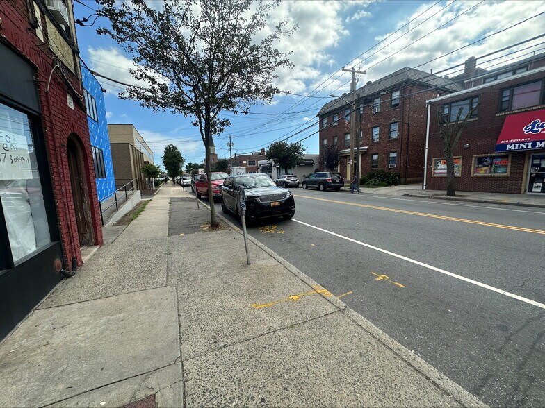 208 Willis Ave, Mineola, NY à louer - Photo de l’immeuble – Image 2 sur 12