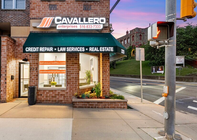 223 Glen St, Glen Cove, NY à louer - Photo de l’immeuble – Image 3 sur 12