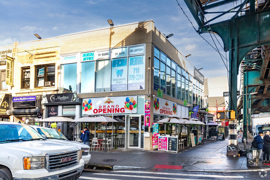 104-01 Roosevelt Ave, Corona, NY à louer - Photo de l’immeuble – Image 1 sur 1