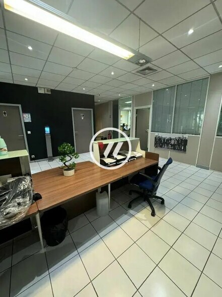 Bureau dans Roissy-en-France à vendre - Photo de l’immeuble – Image 1 sur 8