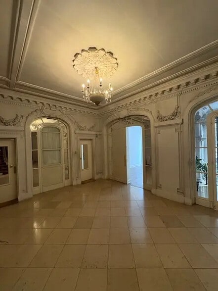 5 Rue Balzac, Paris à louer - Photo de l’immeuble – Image 3 sur 13
