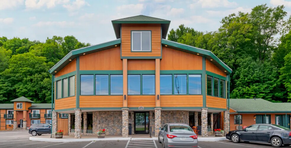 2050 S US 41, Marquette, MI à vendre - Photo de l’immeuble – Image 2 sur 42