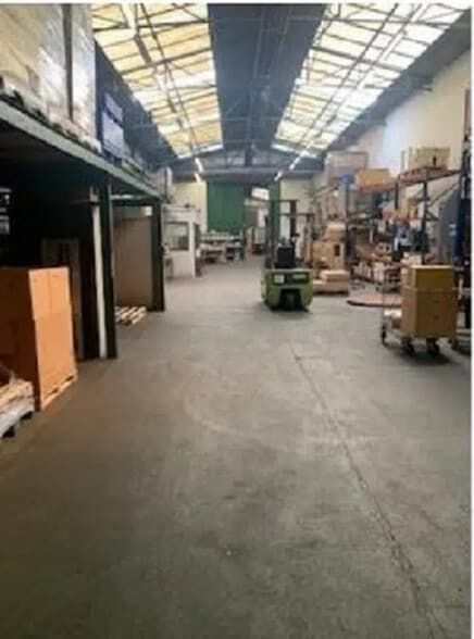 Local d’activités dans Argenteuil à louer - Photo de l’immeuble – Image 1 sur 24