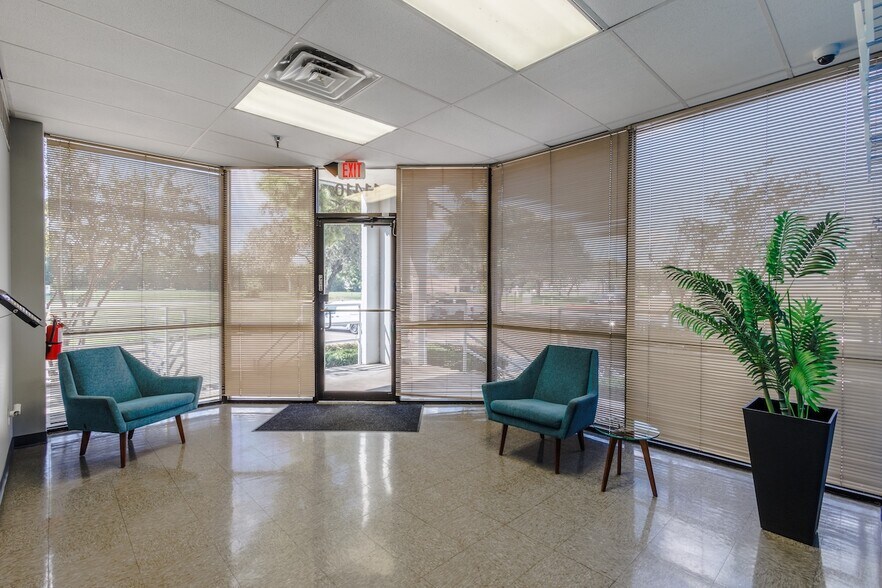 11410-11420 Mathis Ave, Farmers Branch, TX à louer - Photo de l’immeuble – Image 3 sur 42