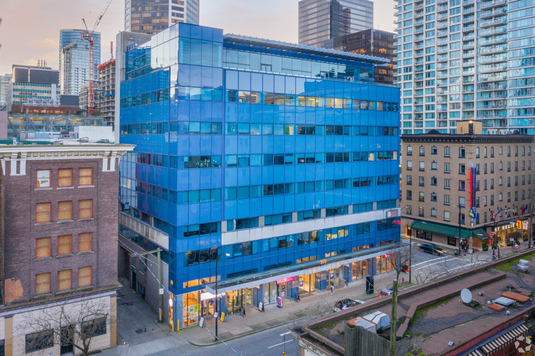 570 Dunsmuir St, Vancouver, BC à louer Photo de l’immeuble– Image 1 sur 8