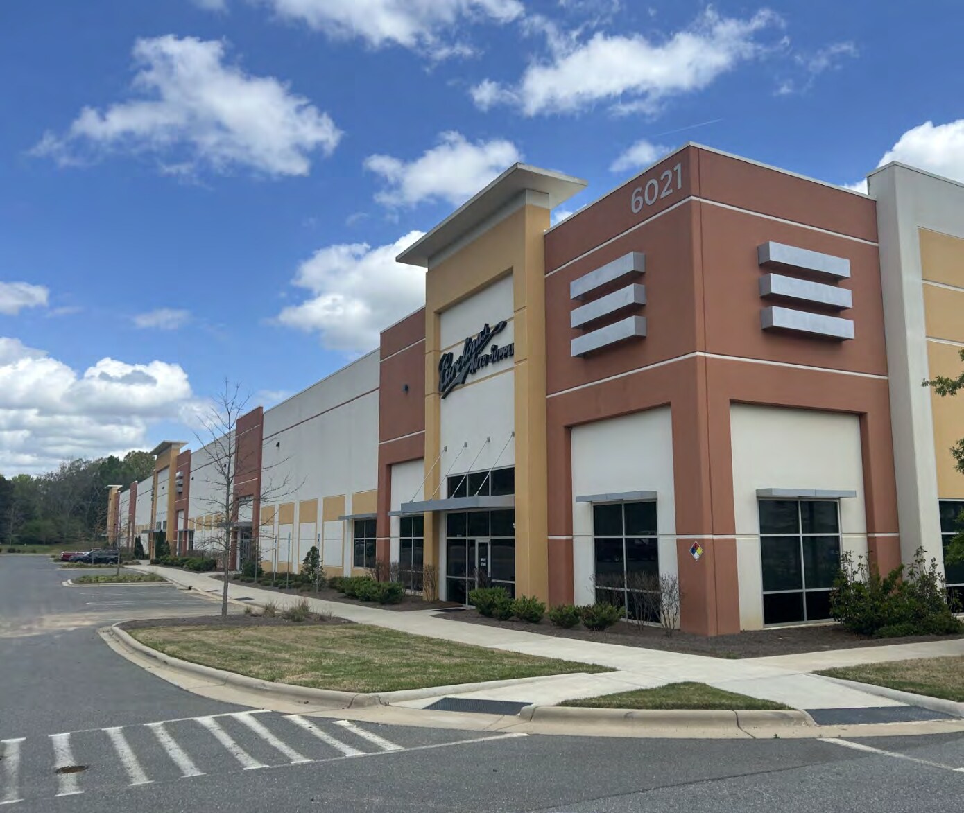 6021 Airport Dr, Charlotte, NC à louer Photo de l’immeuble– Image 1 sur 4