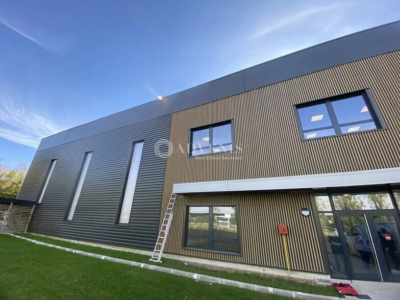 Local d’activités dans Trappes à louer - Photo de l’immeuble – Image 2 sur 11