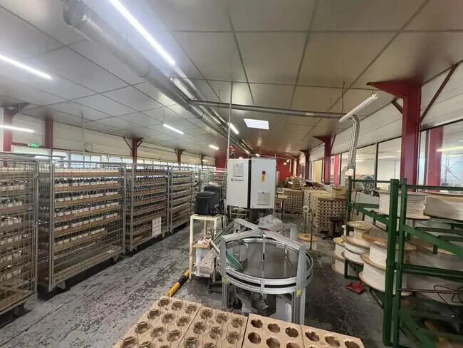 Plus de détails pour Local d’activités à vendre