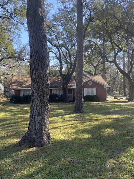 8614 Veterans Memorial Dr, Houston, TX à vendre - Photo de l’immeuble – Image 2 sur 14
