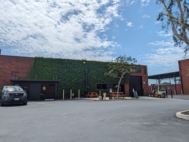 4510 W Vanowen St, Burbank, CA à louer - Photo de l’immeuble – Image 3 sur 29