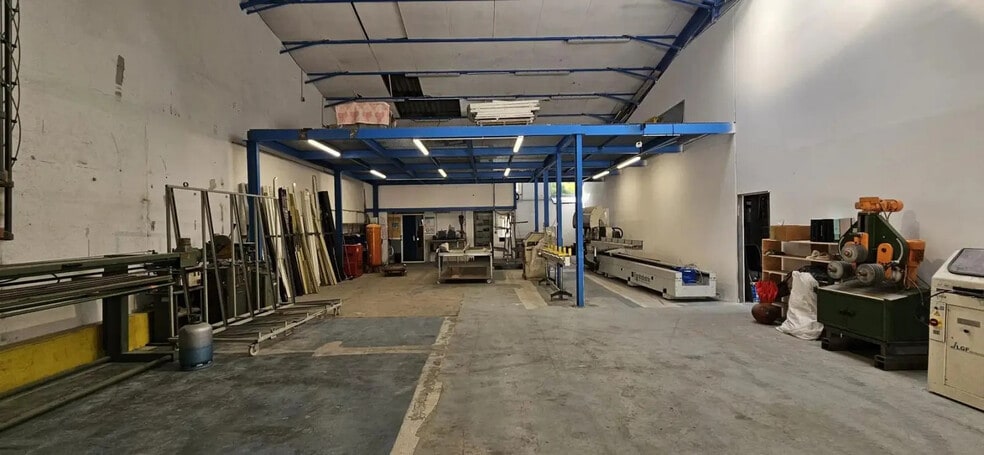 Industriel/Logistique dans La Trinité à vendre - Photo de l’immeuble – Image 2 sur 9