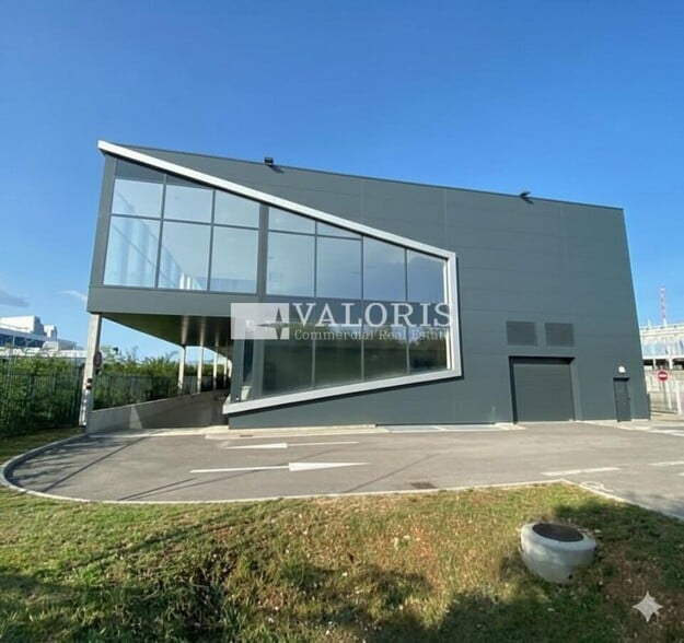 132 Avenue Viviani, Vénissieux à louer - Photo de l’immeuble – Image 3 sur 4