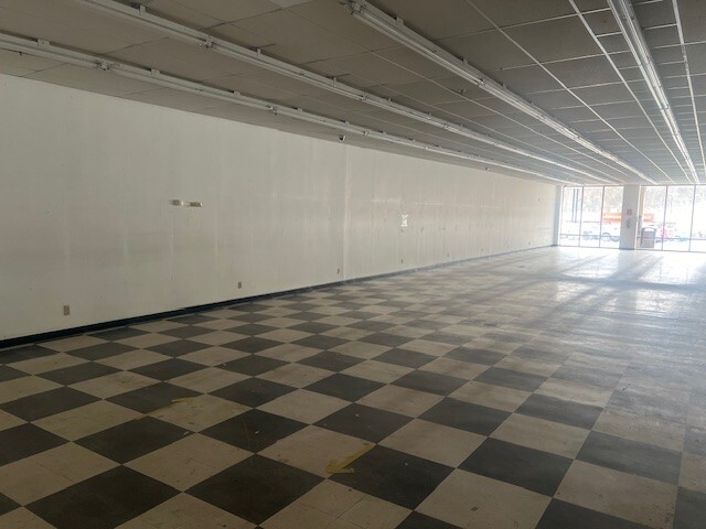 215 Crossings Mall Rd, Elkview, WV à louer - Photo de l’immeuble – Image 3 sur 12